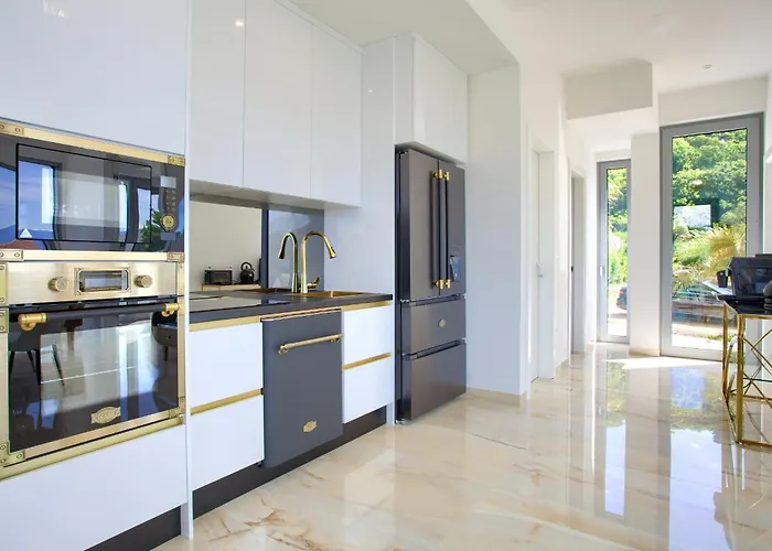 Shimmer & Shine Baška